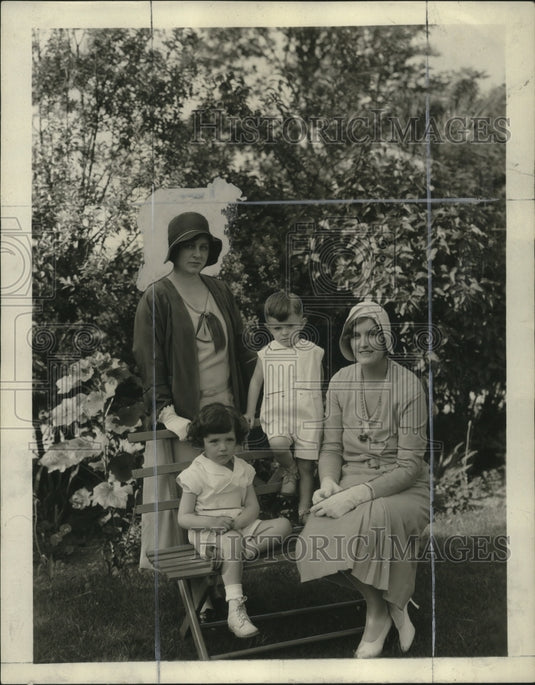 1931 Press Photo Mrs Selby VI Brown & Selby Jr, Mrs JL Hughes at Fox Point - Historic Images