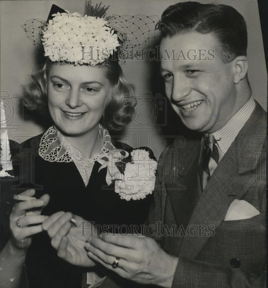 1943 Press Photo Edith Fischer & Joseph J Fiedler Jr enjoying a smoke - Historic Images