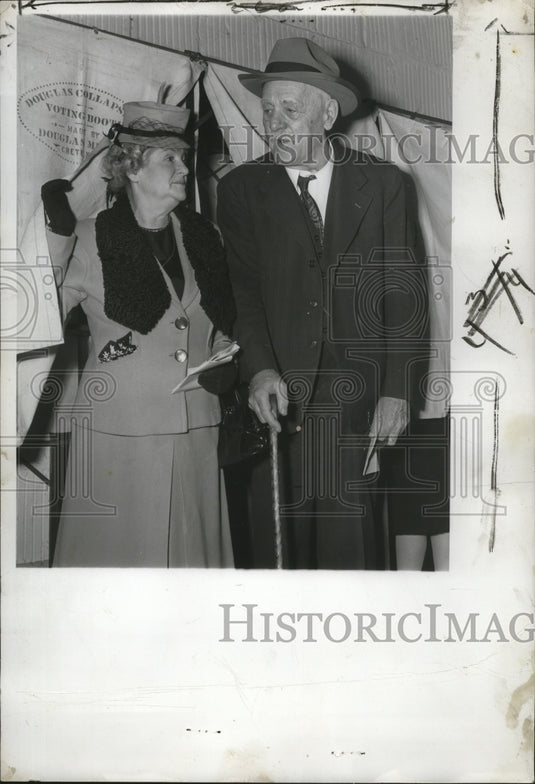 1946 Press Photo Gov. and Mrs. Walter S. Goodland in Racine after casting vote - Historic Images