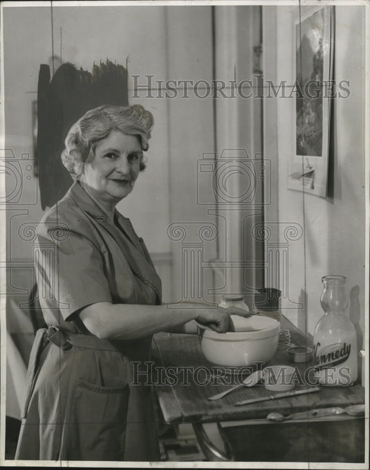 1943 Press Photo Mrs. Walter S. Goodland, honorary commander of the Wins - Historic Images