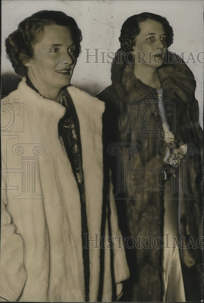 1937 Mrs. Hunter Goodrich & Mrs. Andrew Montgomery seen Jane Cowl - Historic Images