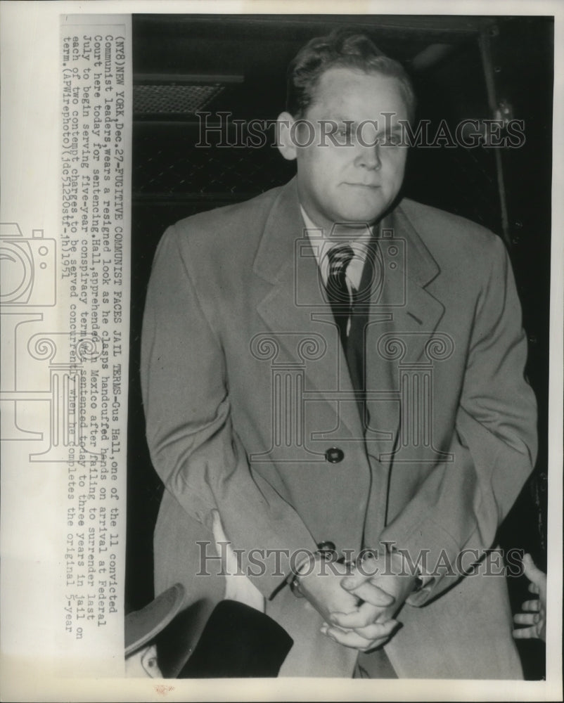 1951 Press Photo Gus Hall at Federal Court for three-year jail sentencing - Historic Images