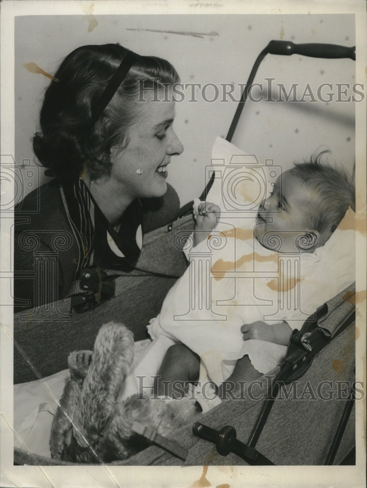 1934 Press Photo Mrs Harold E Holbrook Jr &amp; Patricia Jane Holbrook - mja17969 - Historic Images