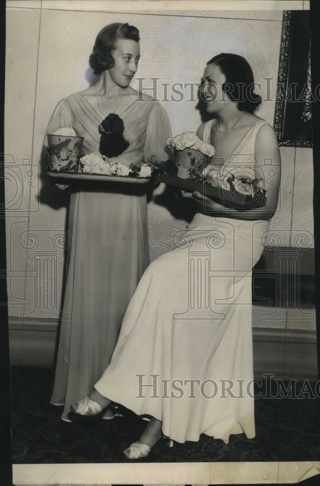 1938 Press Photo Mrs. MacNeil and Mrs.Hurd at the dinner dance to raise funds - Historic Images