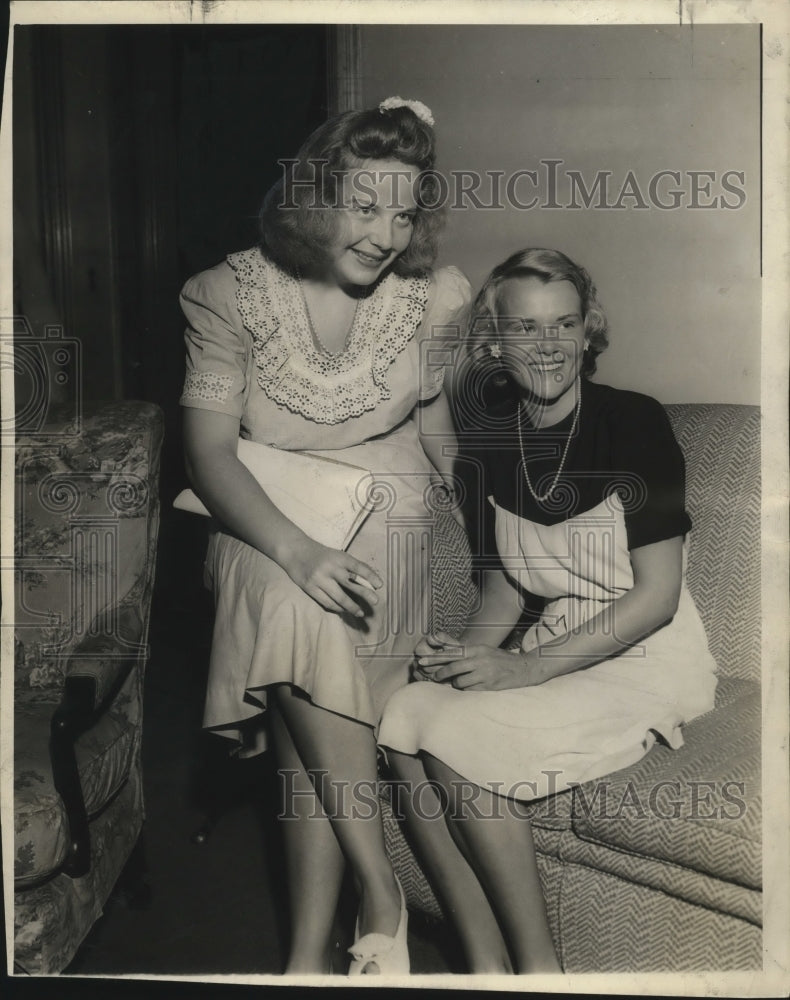 1943 Press Photo Miss Nancy Forster &amp; Miss Nancy Mortonson at College Club- Historic Images