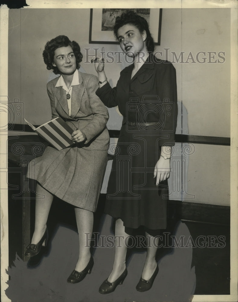 1944 Press Photo Mrs. John M. Friend watches Nancy Ann Smith - mja18121-Historic Images