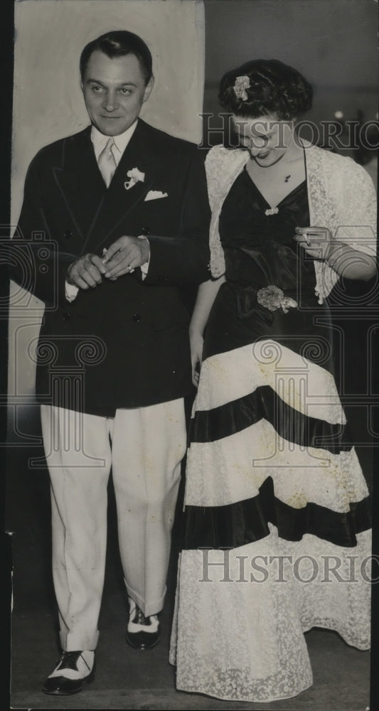 1937 Press Photo Robert Esser and Mrs. Esser - mja18197 - Historic Images