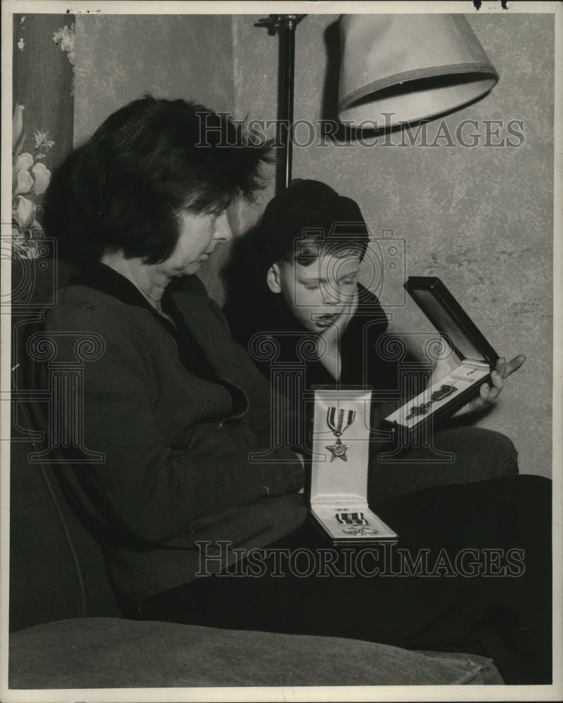 1944 Press Photo Mrs. Carl Bong with her youngest son, Jimmy - mja18255-Historic Images