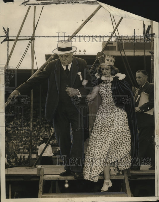 1948 Press Photo Dairy Queen Joyce Radel leaves stage with Gov Walter Goodland - Historic Images