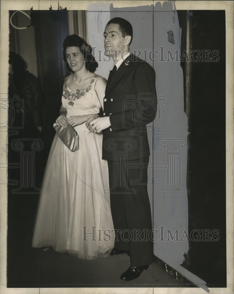 1942 Press Photo Bride-to-be Barbara Hauxhurst and her fiance, John Page Confrin - Historic Images