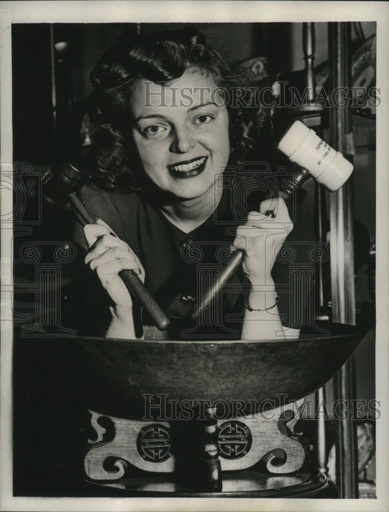 1946 Press Photo Betty Lou Garlock is shown with a Chinese Brass Rice Bowl - Historic Images