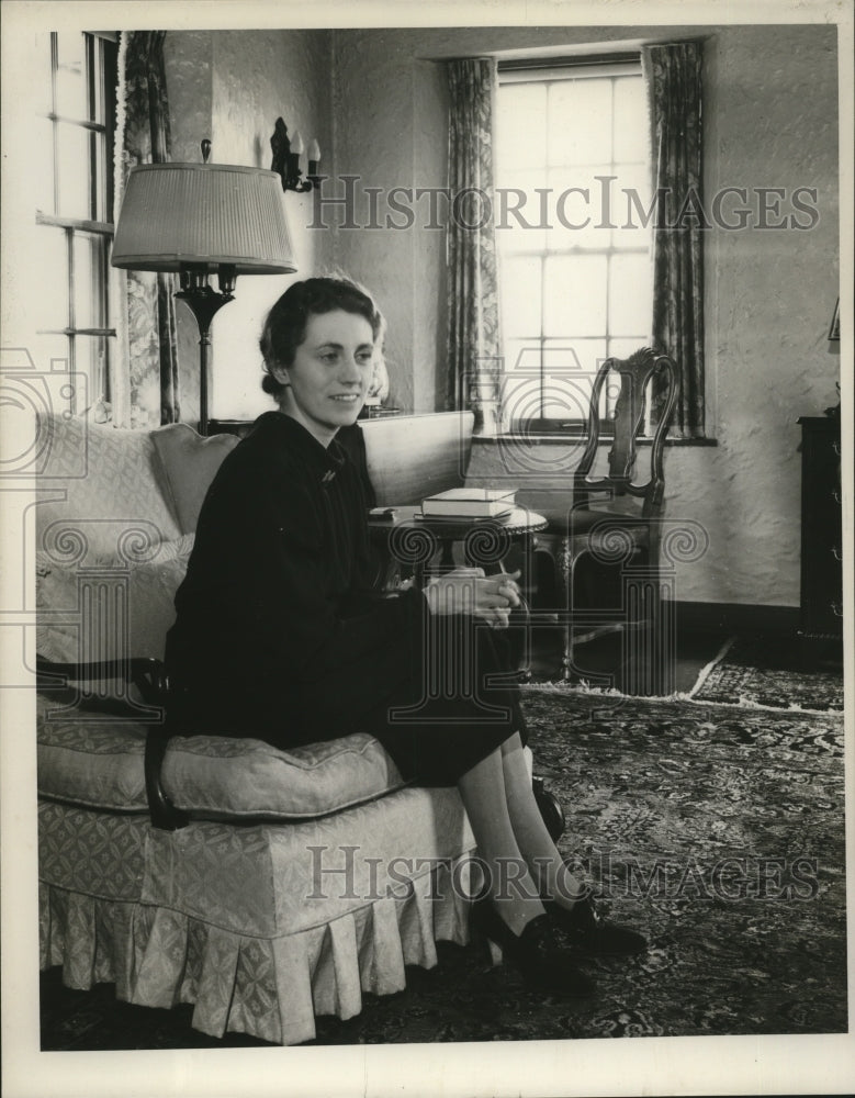 1938 Press Photo Mrs. O.W. Carpenter, Fox Point, new home - mja18499-Historic Images