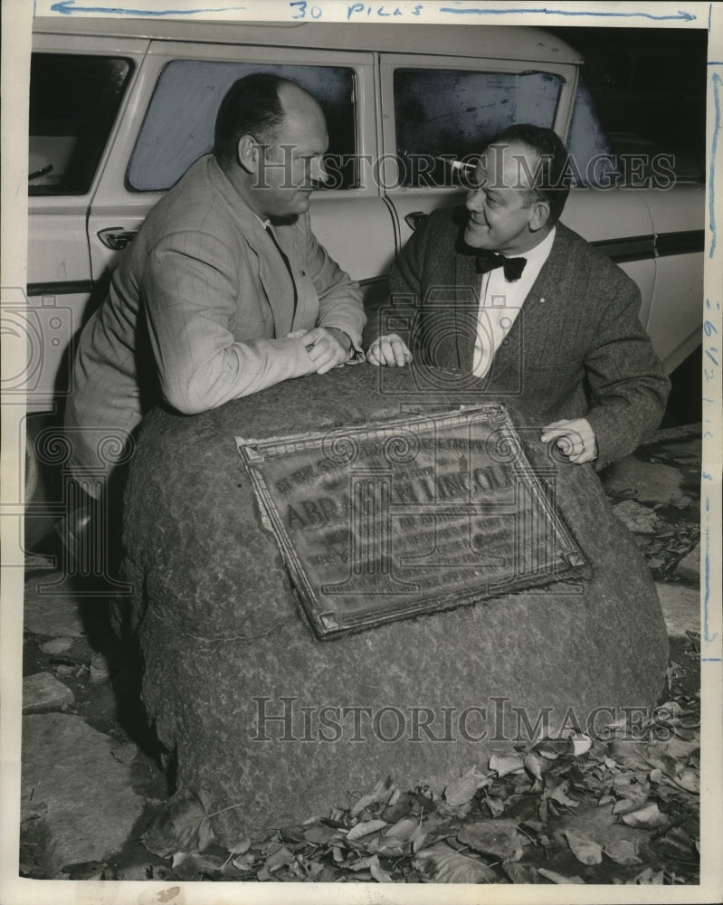 1959 Press Photo H Richert &amp; J Phelps at Abraham Lincoln&#39;s monument in Milwaukee-Historic Images