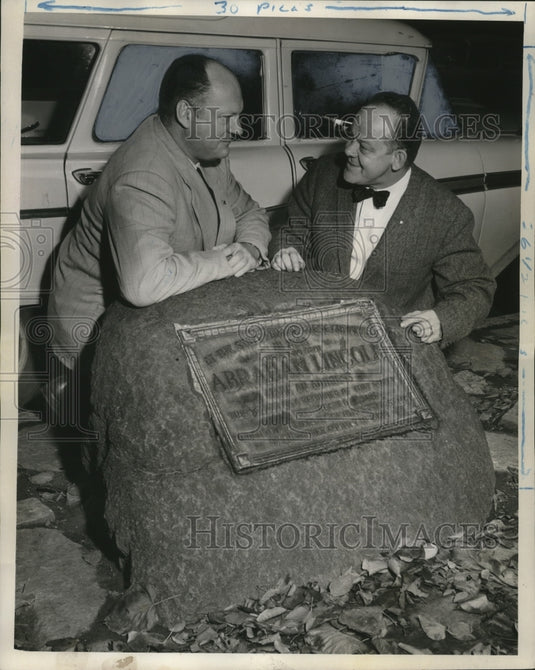 1959 Press Photo H Richert & J Phelps at Abraham Lincoln's monument in Milwaukee-Historic Images