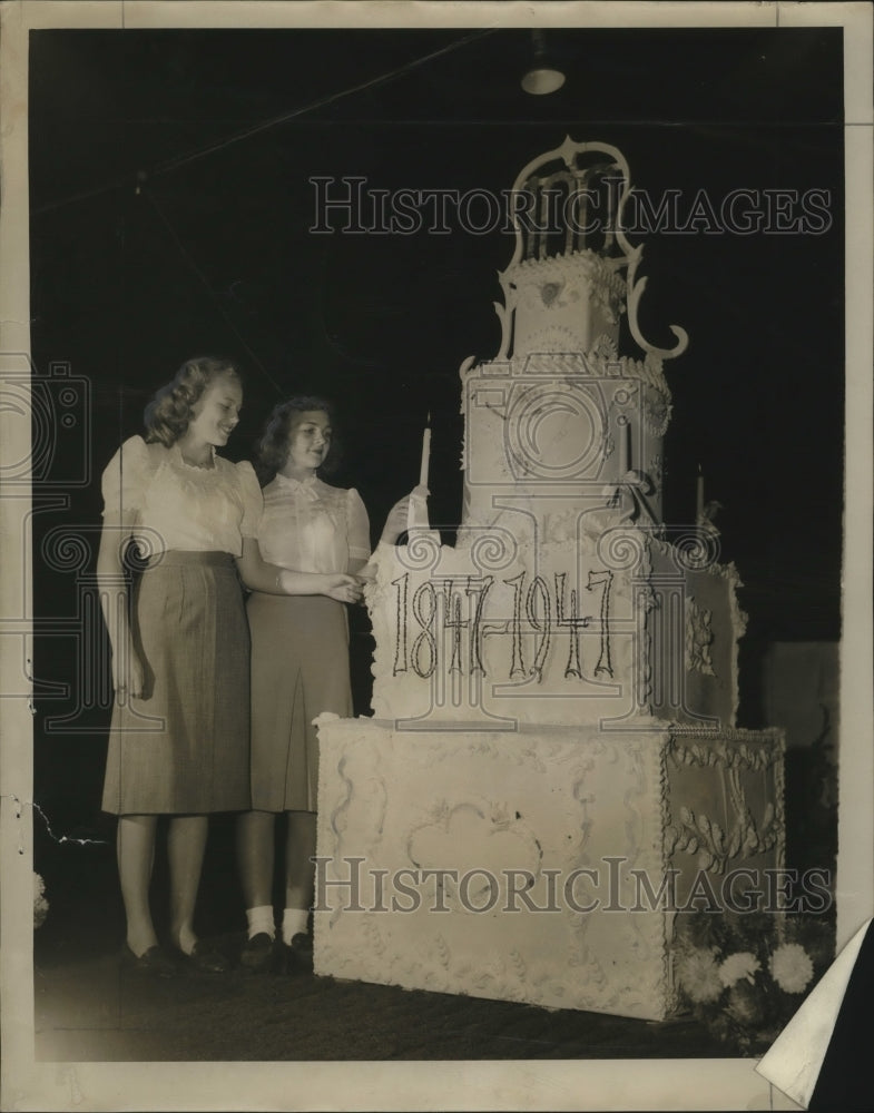 1947 Press Photo Cambridge&#39;s 1ooth Birthday Celebration - mja18681-Historic Images