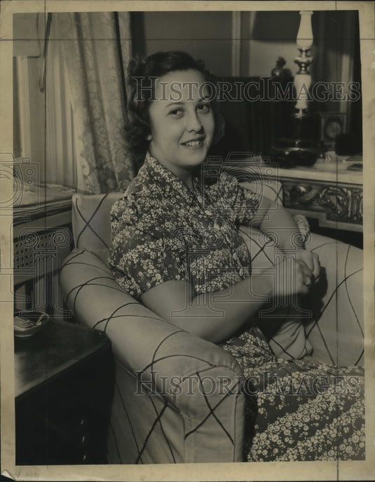 1939 Press Photo Martha Eubank spends short time at the Cudahy Tower - mja18690-Historic Images