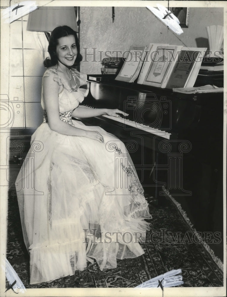 1940 Peggy Peterson, celebrates her 20th birthday at University Club - Historic Images