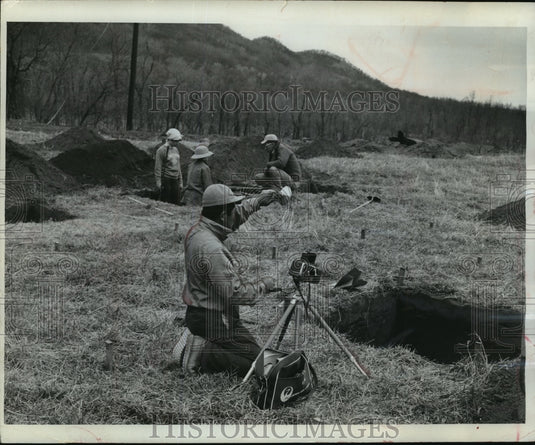 1963 Press Photo Archelogical Discoveries - Ancient Society Latest col dig hole - Historic Images