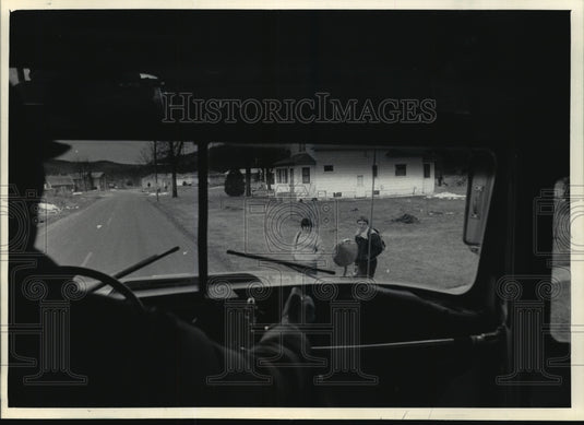 1984 Press Photo Children waited to be picked up for school in Arcadia, Wis-Historic Images