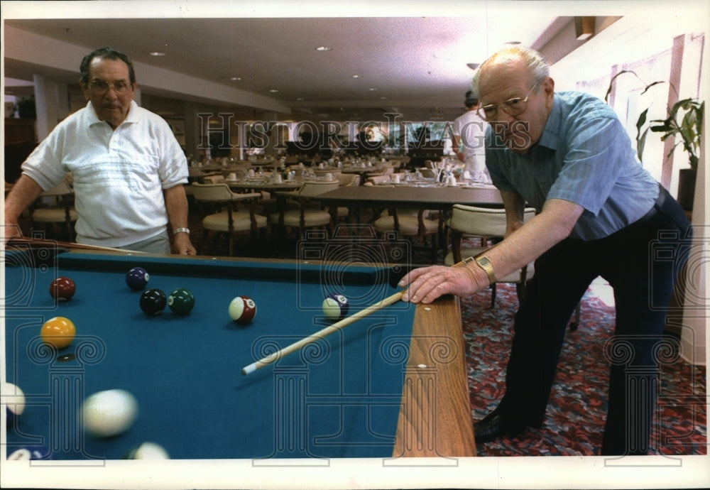 1994 Press Photo Al Grennier &amp; Lester Gross plays pool at the Arboretum-Historic Images