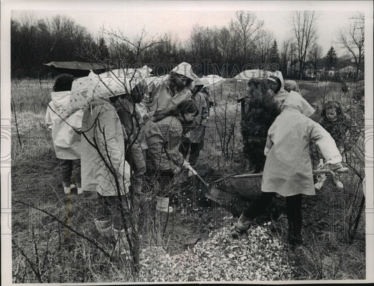 1989 Press Photo Donges Bay Elementary School students planting tree- Arbor Day-Historic Images