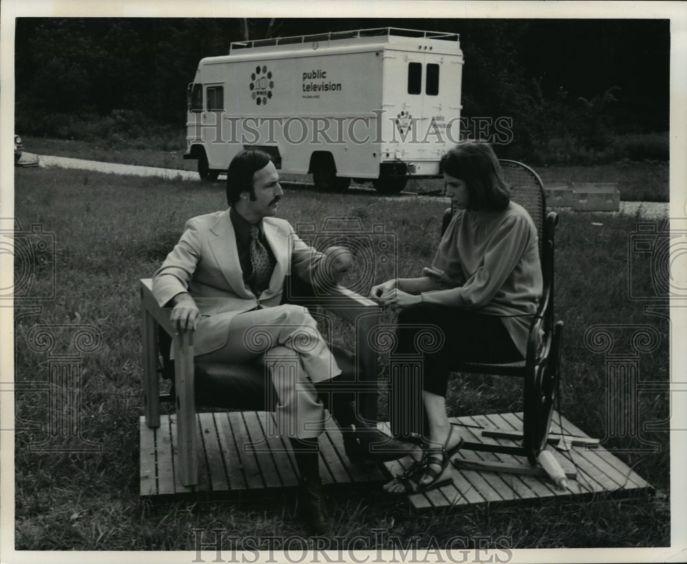 1973 Press Photo Channel 10&#39;s John Owen talks with actress Penelope Reed - Historic Images