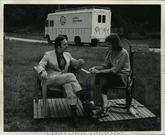 1973 Press Photo Channel 10's John Owen talks with actress Penelope Reed - Historic Images