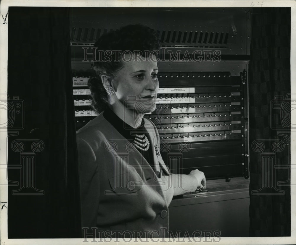 1948 Press Photo Mrs Bernard Krueger using the voting machine - mja18770-Historic Images