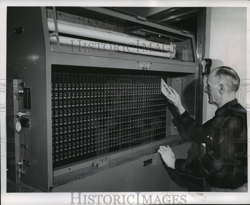 1962 Press Photo John J Valiquet inspecting Automated Voting Machine - Historic Images