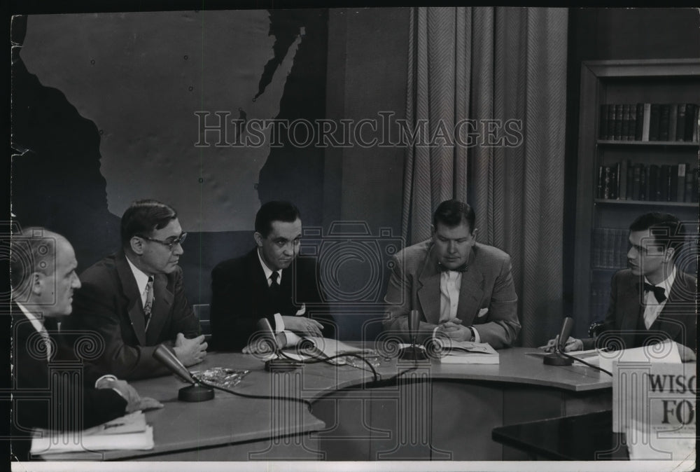 1953 Press Photo Wisconsin highway patrol topic at Milwaukee Journal WTMJ-TV-Historic Images