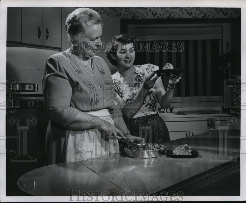 1952 Press Photo &quot;What&#39;s New in the Kitchen?&quot; - Brieta Griem and Asst. - Historic Images