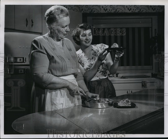 1952 Press Photo "What's New in the Kitchen?" - Brieta Griem and Asst. - Historic Images