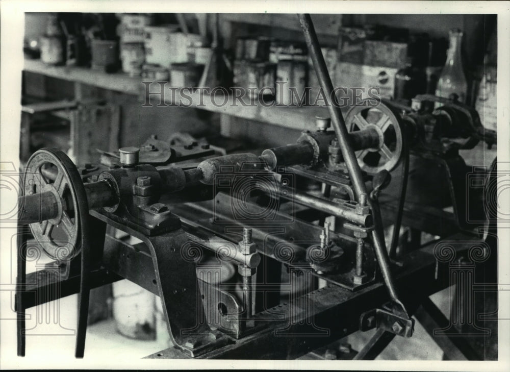 1984 Press Photo They made the lathe to make their own floats, Apostle Islands-Historic Images