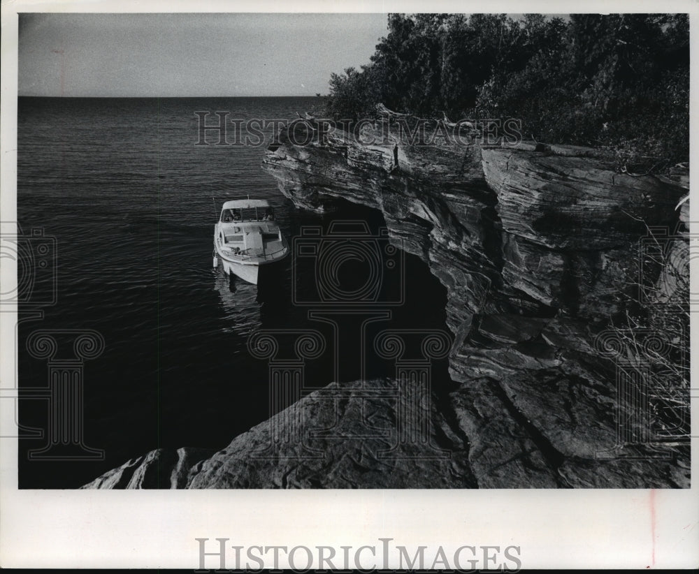 1971 Press Photo Wave-sculpted sandstone rings Apostle Islands in Lake Superior-Historic Images