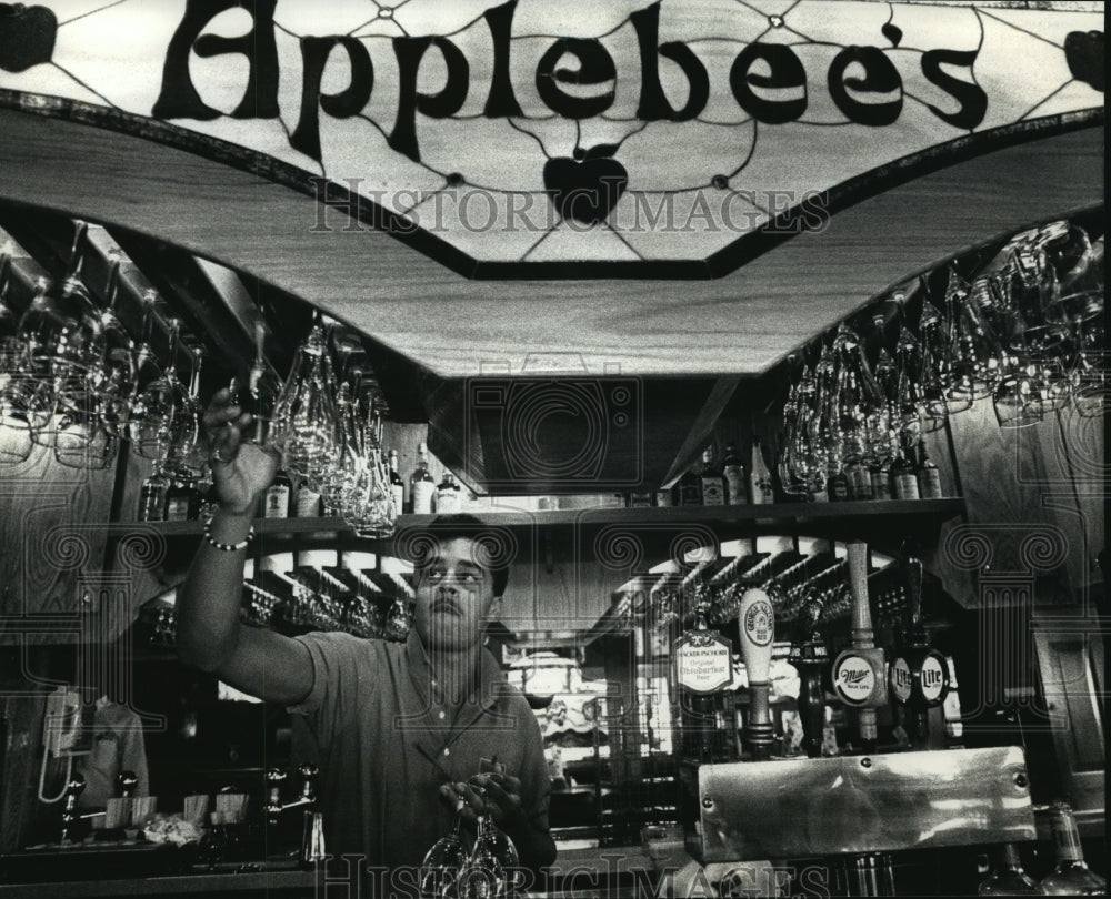 1990 Press Photo A bartender at Applebee&#39;s Neighborhood Grill and Bar - Historic Images