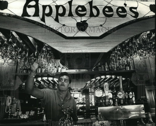 1990 Press Photo A bartender at Applebee's Neighborhood Grill and Bar - Historic Images