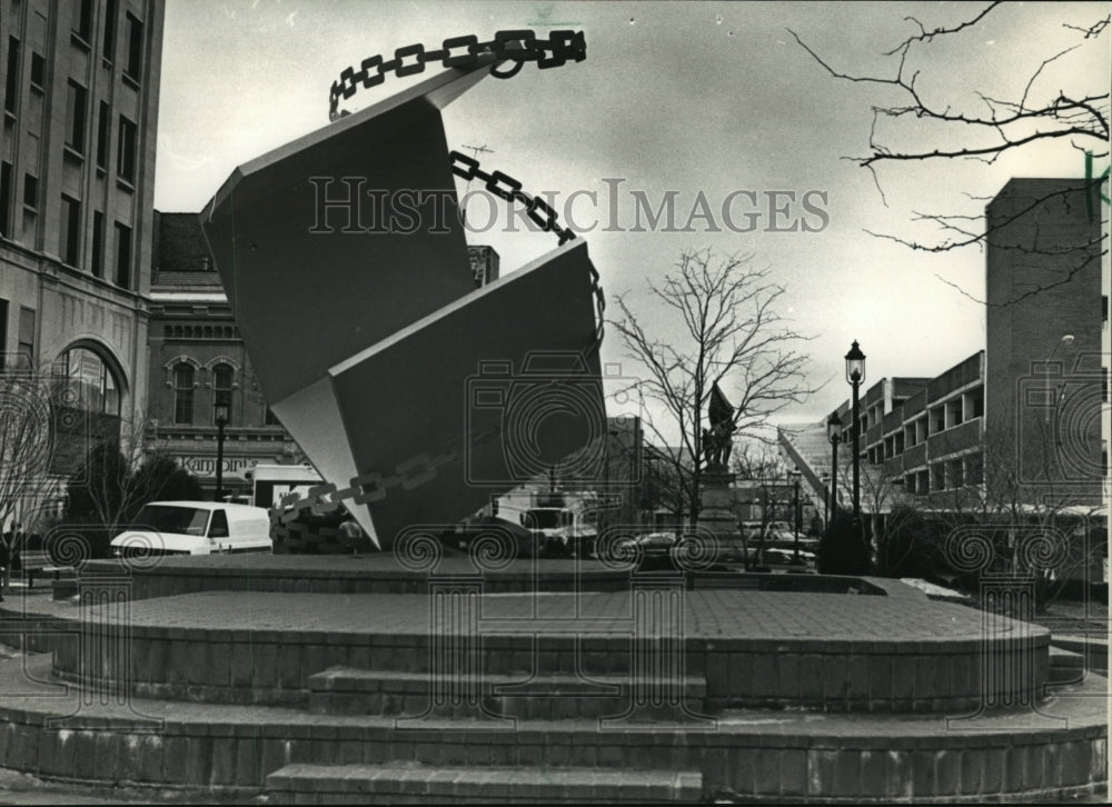 1992 Press Photo In Appleton's downtoen Houdini Plaza - mja18929 - Historic Images