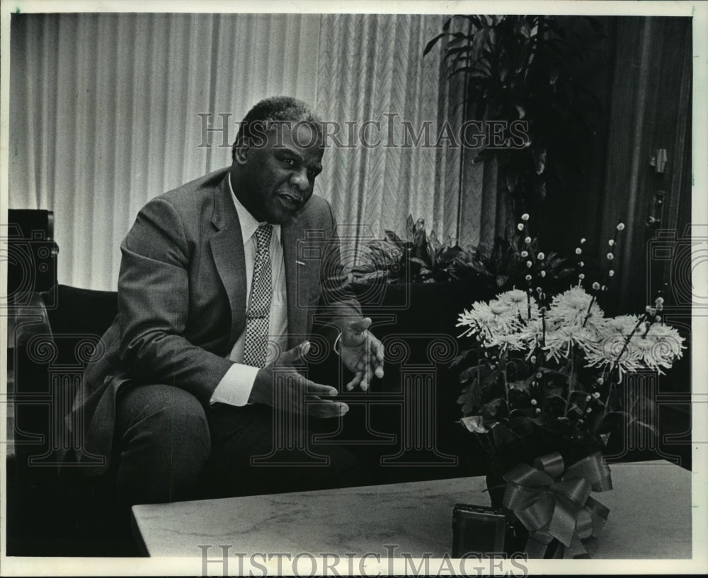 1985 Press Photo Mayor Harold Washington during interview in Chicago City Hall - Historic Images