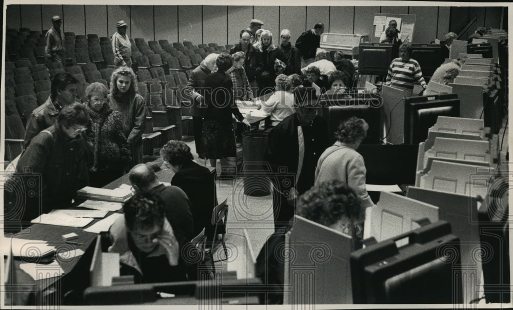 1992 Press Photo Voters make their way to booths at Sholes Middle School - Historic Images