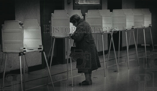 1992 Press Photo At voting and election day scenes - mja19019 - Historic Images