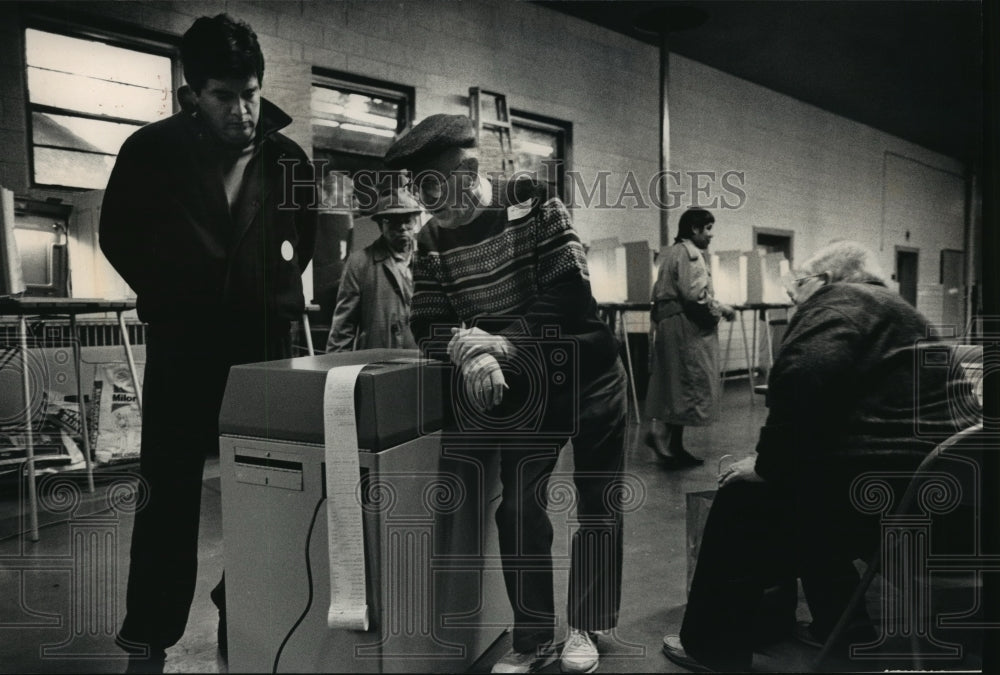 1992 Press Photo Juan Muniz watches as Frank Matevc hovers over a machine - Historic Images