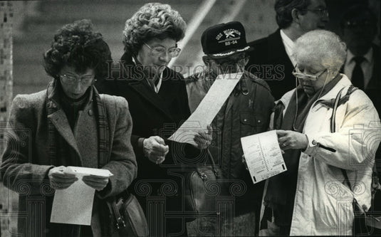 1993 Press Photo Gwen Eckman, Roseann Collins, Carl Schroeder and wife Kay - Historic Images