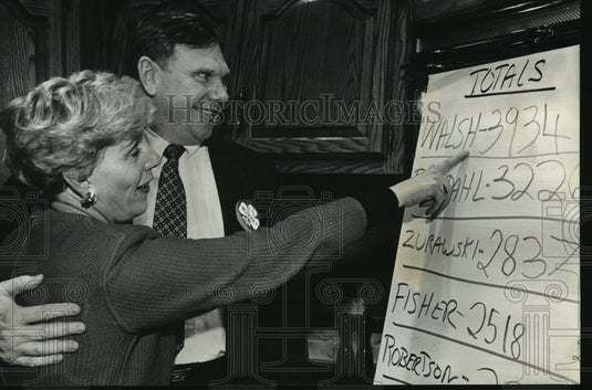 1992 Press Photo Ald Maricolette Walsh points out final totals to Dennis Moroney - Historic Images