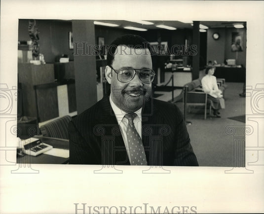 1987 Press Photo Charles Wallace, Pres & CEO North Milwaukee State Bank - Historic Images