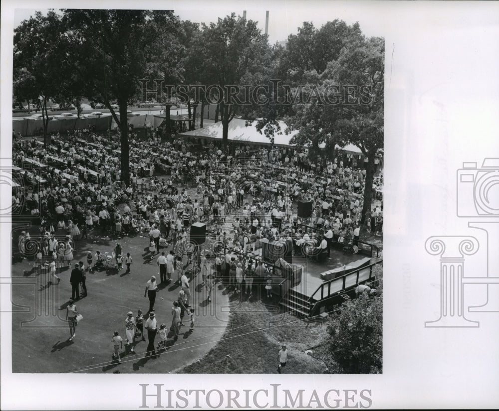 1966 Press Photo Part of day&#39;s attendance at WTMJ Radio City Open House - Historic Images