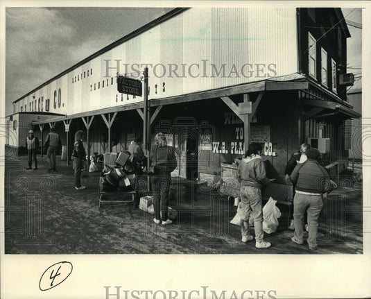 1987 Press Photo People waited outside W.B. Place & Co. with deer hides - Historic Images
