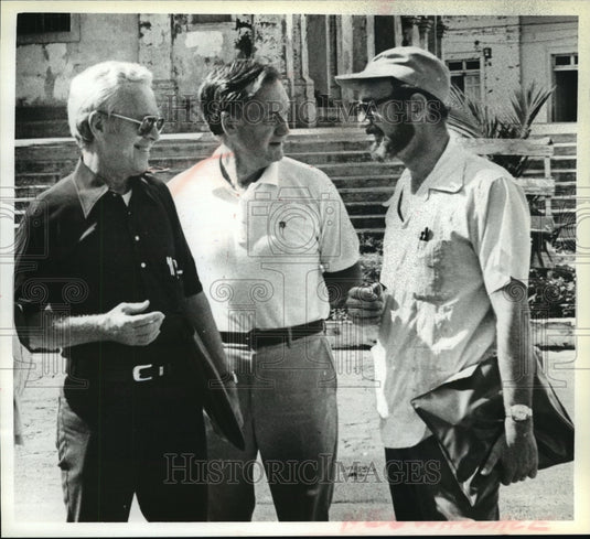 1979 Press Photo Men talking about UW Health Program in the isolated East Coast - Historic Images