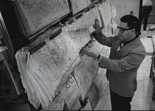 1974 Press Photo Raymond R Waldman, meteorologist in charge of Mitchell Field - Historic Images