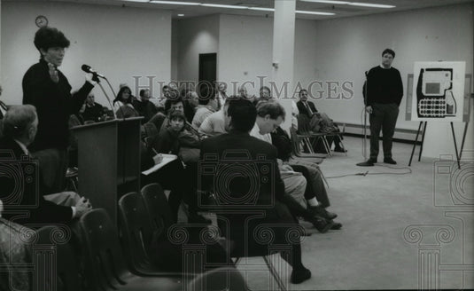 1994 Press Photo Fox Ridge resident Judy Kaplan asks Wal-Mart representatives - Historic Images