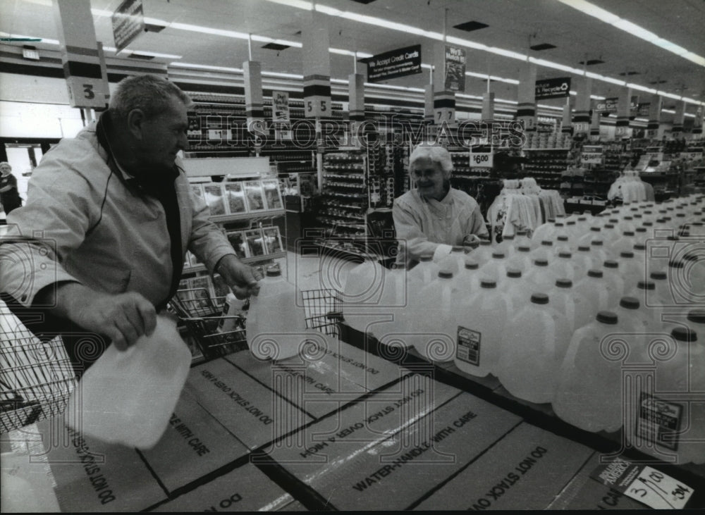 1993 Press Photo George &amp; Mary Heineck purchase drinking water at Wal-Mart - Historic Images